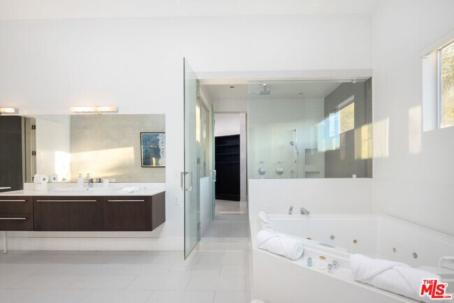 Building Photo - 2666 Hutton Dr