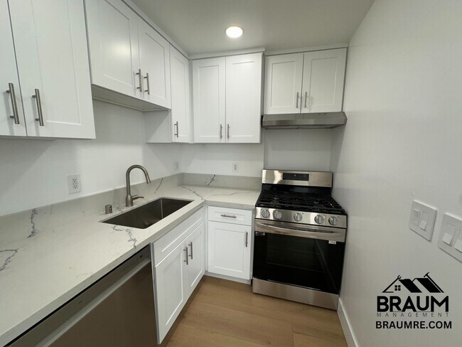 Building Photo - 1111 S Crest Dr