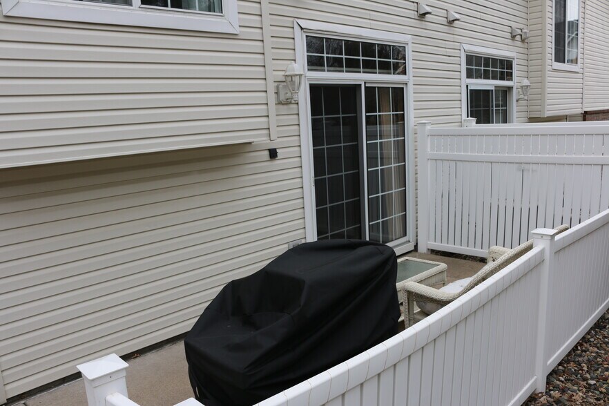 Building Photo - 2696 Mallard Dr
