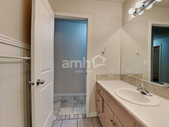 Building Photo - 1075 W Egret Dr