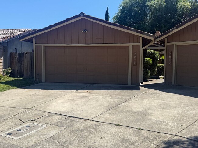 Building Photo - 3 Bed, 2 Bath Home with 2-Car Garage in Quail Lake Area