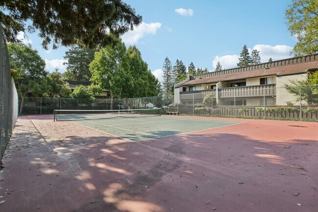 Building Photo - 999 Evelyn Terrace W