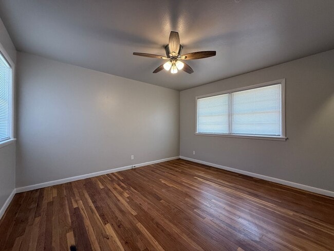 Building Photo - Three bedroom two bath rent house in a gre...