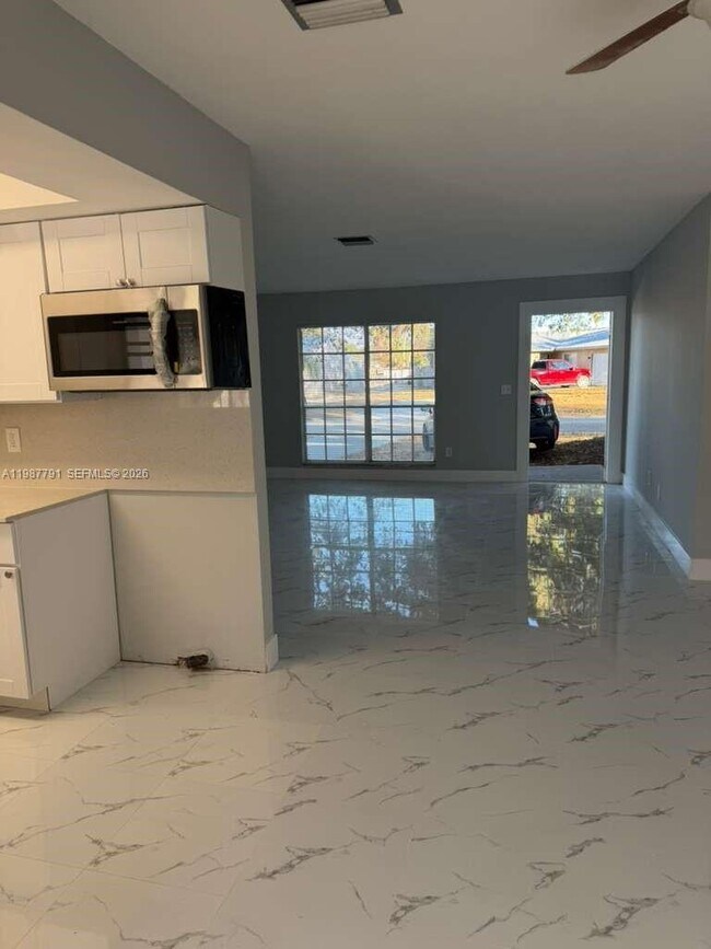 Building Photo - 4030 School Cir