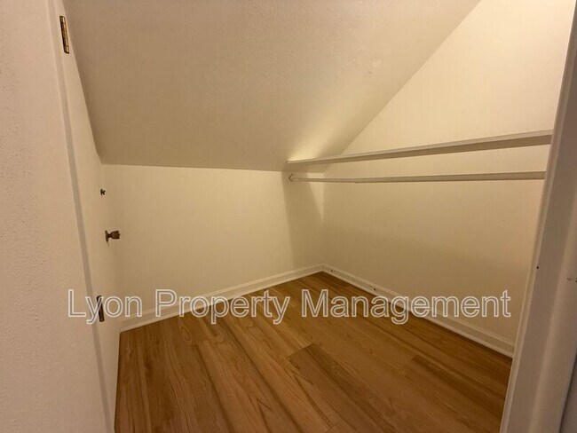 Building Photo - 26 Carlton St