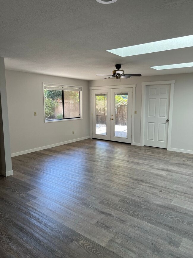 Building Photo - Newly Remodeled - Light & Bright  Home in ...