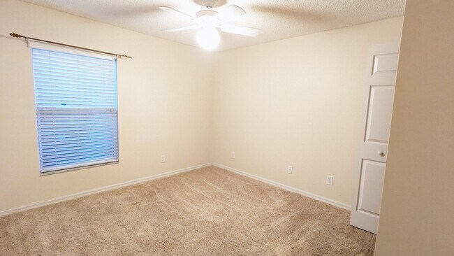 Building Photo - 2097 Deercroft Dr
