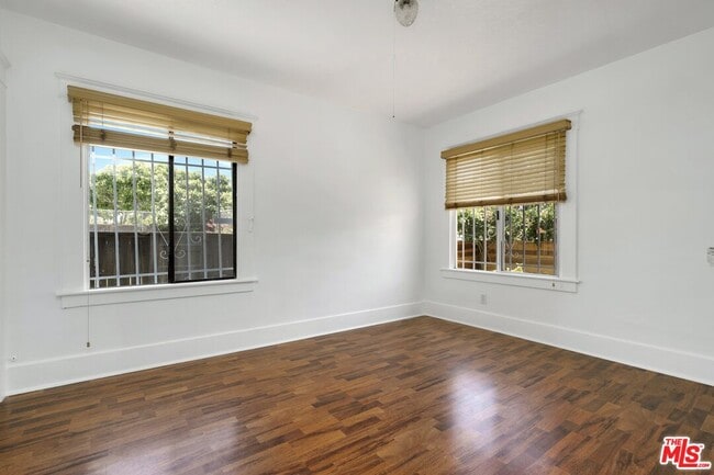 Building Photo - 320 4th Ave