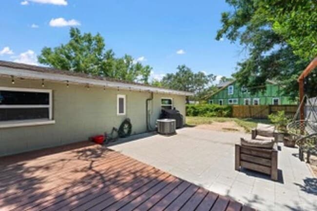 Building Photo - Discover the Allure of this Charming, Downtown 3 bedroom/2 Bath!