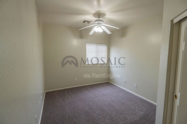 Building Photo - 883 E Powell Way