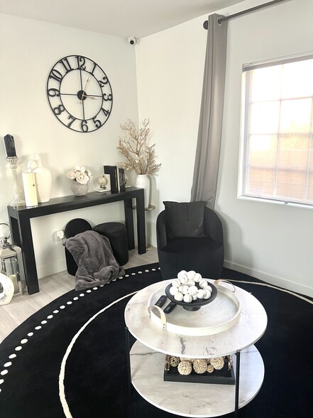 Living Room - 527 W Colden Ave