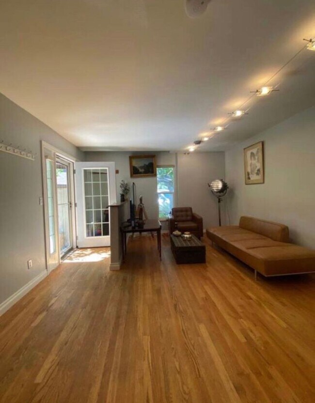 Building Photo - Prime Boulder Townhouse Near Pearl Street & Mt. Sanitas