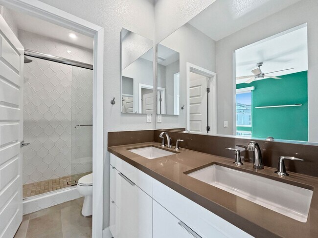 Building Photo - Stunning 3BD/2.5BA Townhouse in Mission Va...