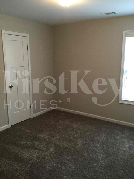 Building Photo - 18 E Newnan Rd
