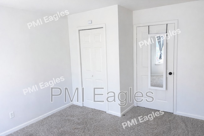 Building Photo - 1004 Bush Ave