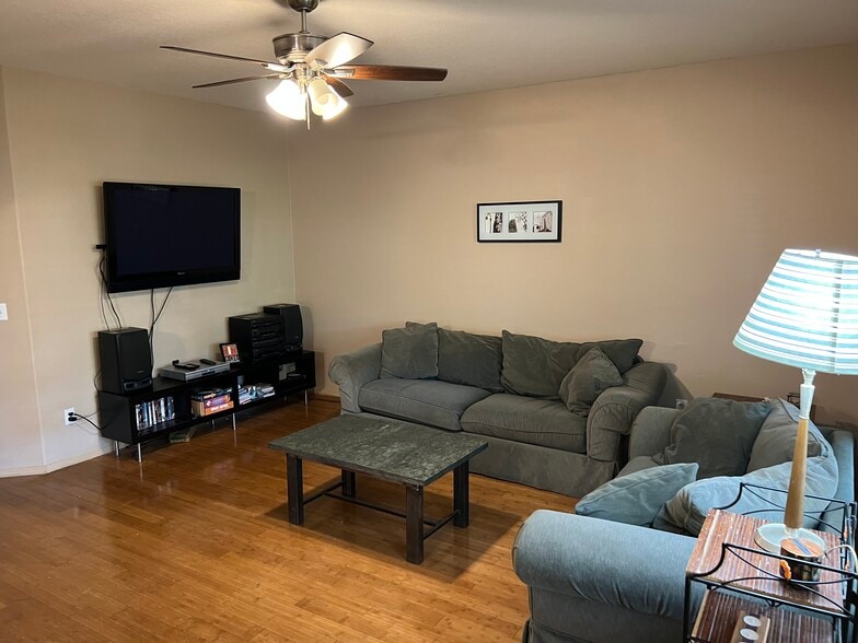 Living room - 2185 N P St