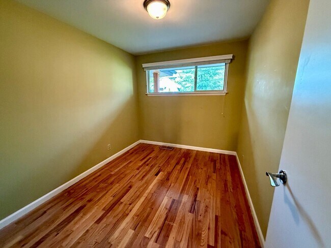 Building Photo - Charming 4-Bedroom Rental in the Heart of Downtown Bothell!