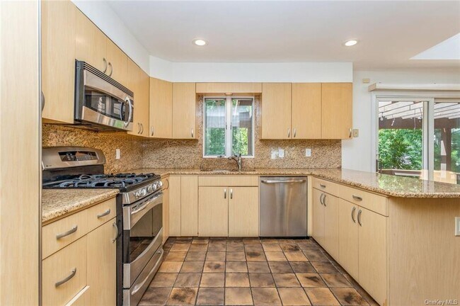 Building Photo - 2 Merion Dr