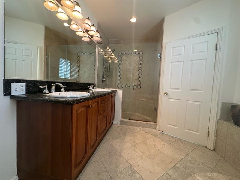 Building Photo - 10833 Kling St