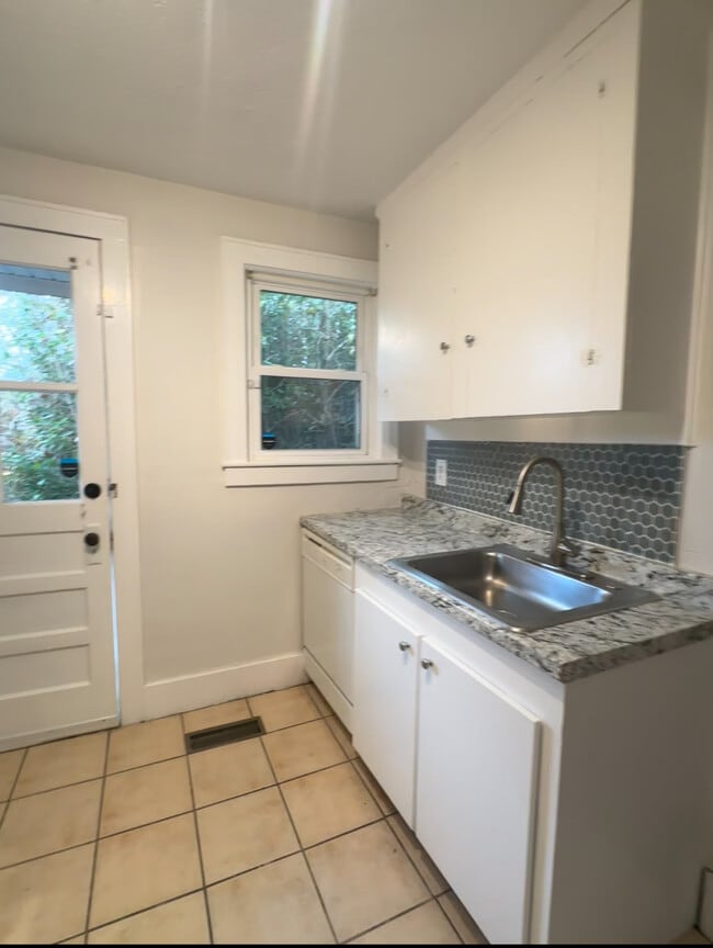 Building Photo - 942 Russell St