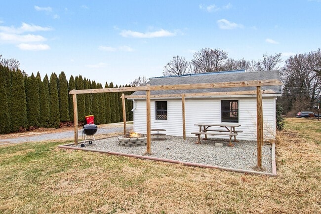 Building Photo - House For Rent