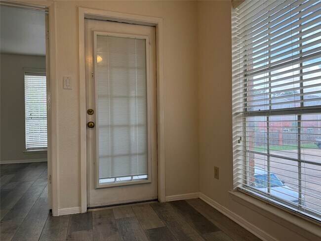 Building Photo - 2626 Holly Hall St
