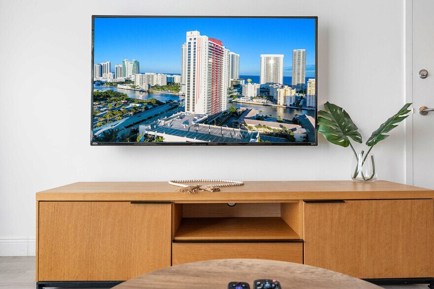 Building Photo - 2602 E Hallandale Beach Blvd