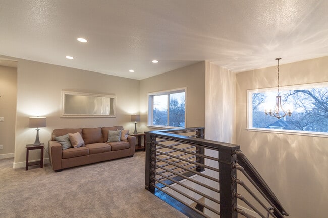 Building Photo - 724 N Walnut St