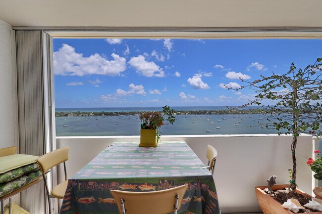 Building Photo - 5600 N Flagler Dr