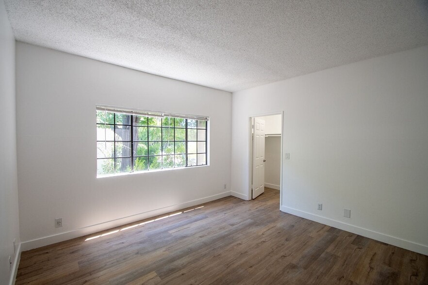 Building Photo - 11594 Moorpark St