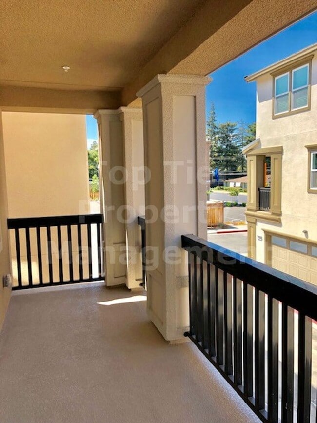 Building Photo - Beautiful tri-level 3 Bd/2.5 Ba, 2000 sf single-family house in Pleasant Hill available for lease...