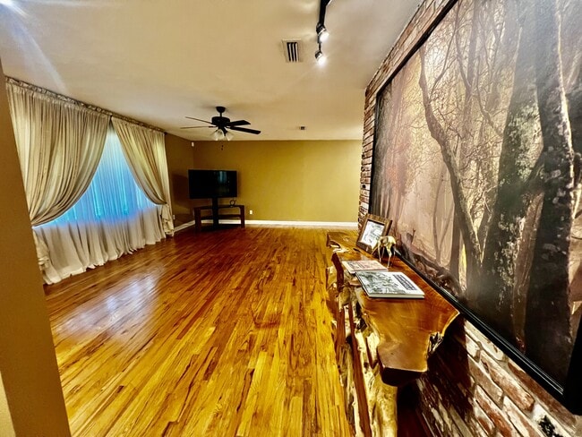 Building Photo - 3857 W University Ave