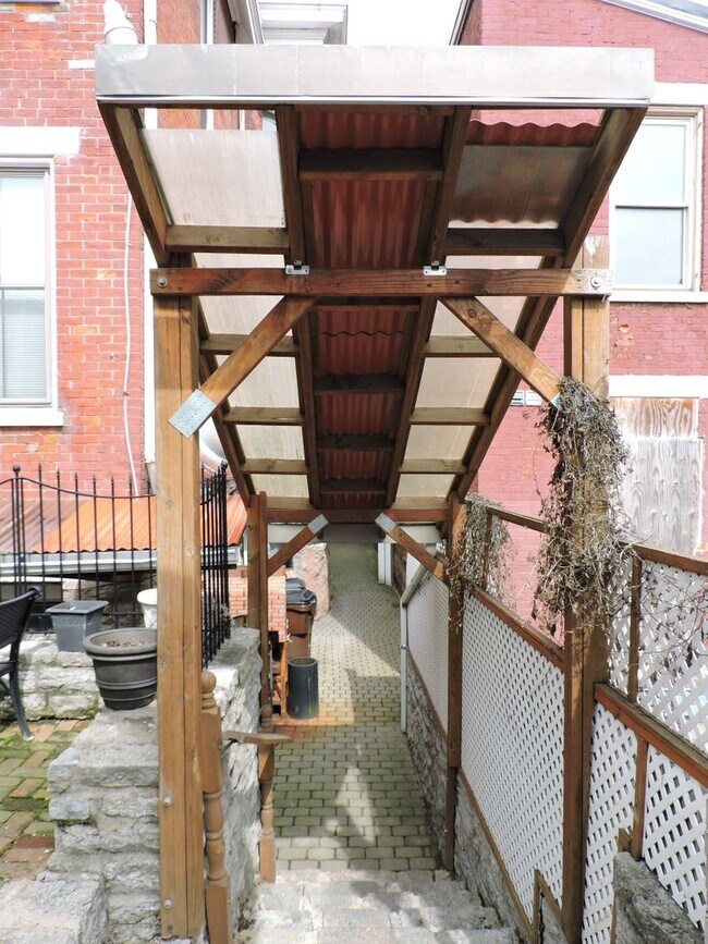 Building Photo - 127 Calhoun St