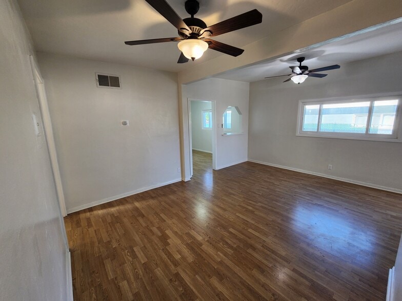 Building Photo - 10447 Cantara St