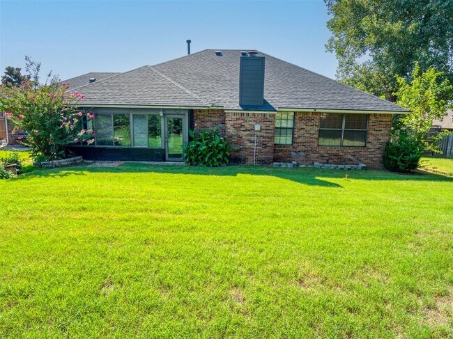 Building Photo - 1828 Honeysuckle Ln