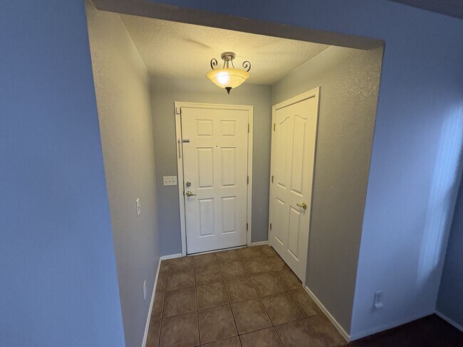 Building Photo - Convenient Location Three bedroom 2.5 baths 2 car garage