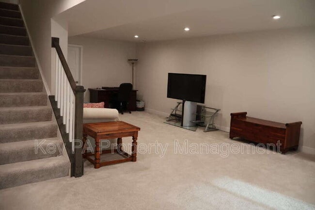 Building Photo - 659 Thomas Penn Dr