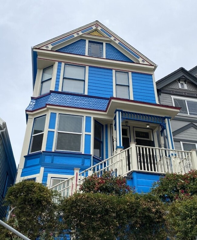 Building Photo - 1 BR, 1 Bath, 690 sq. ft. Victorian Unit - Close to Ferry Terminal