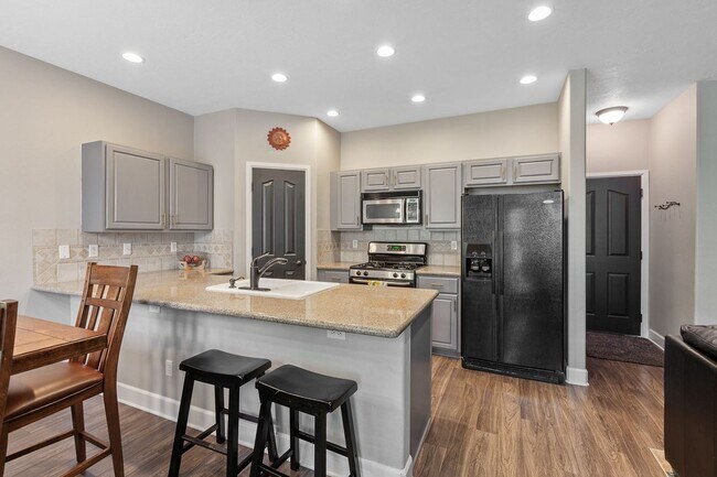 Building Photo - 968 W Willow Lake Loop