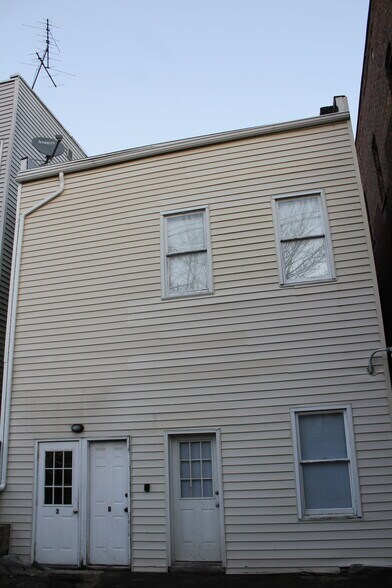 Building Photo - 167 Main St