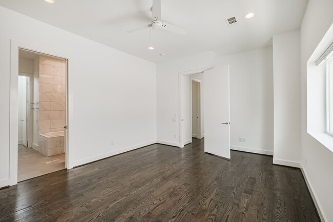 Building Photo - Welcome to this absolutely STUNNING Townhome!!