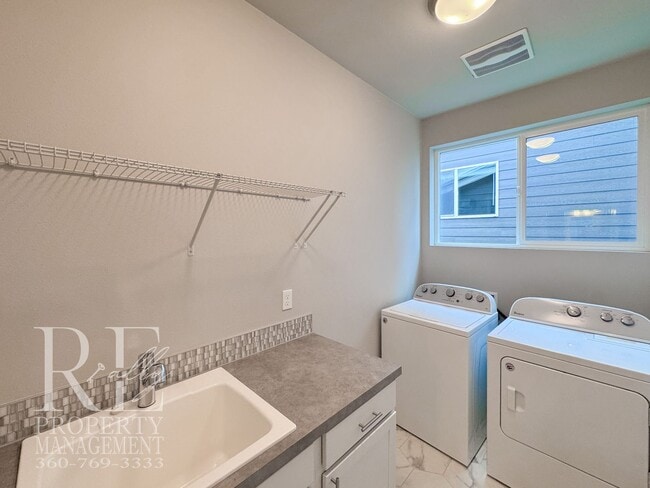 Building Photo - Modern 3-Story Bremerton Home with Water Views on Every Level