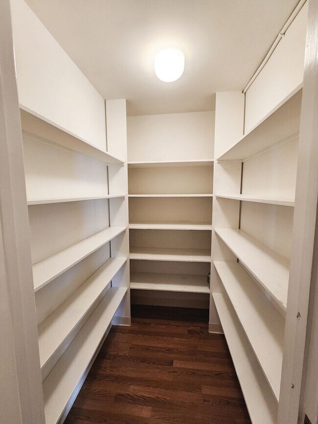 Building Photo - Woodlake two bed, 2 bath