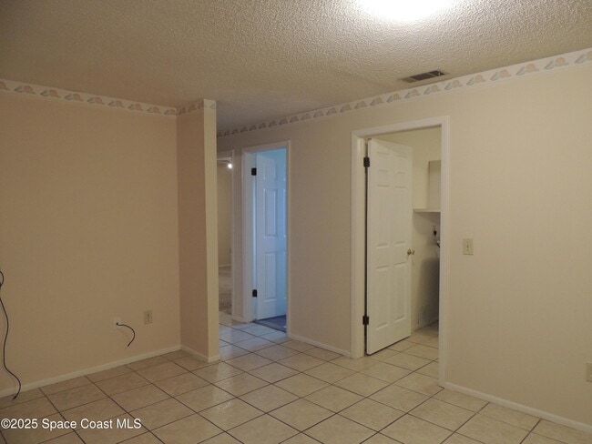 Building Photo - 2049 Ixora Dr W