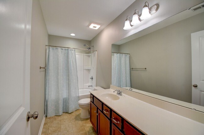 Building Photo - **Move In by October 8th 2025 and Receive ...