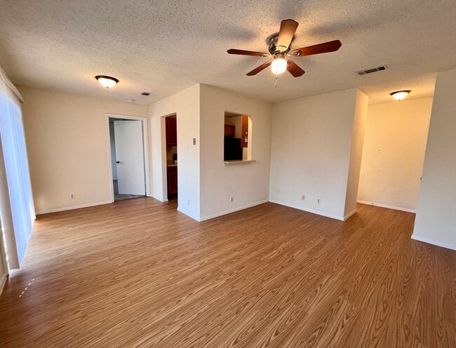 Building Photo - Nice 3/2 duplex in Round Rock.