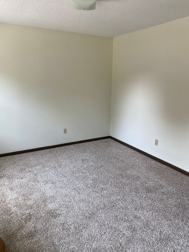 Building Photo - Newly Upgraded Townhouse