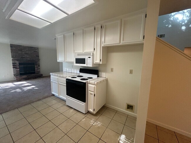 Building Photo - Spacious Halfplex