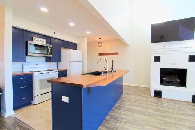 Building Photo - Top floor completely remodeled condo with ...