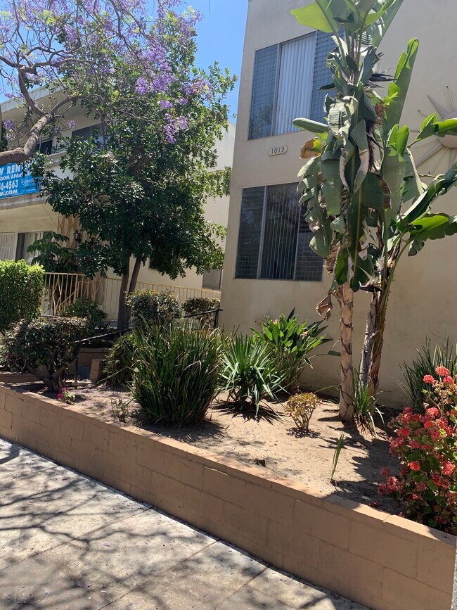 Building Photo - 1013 N Curson Ave